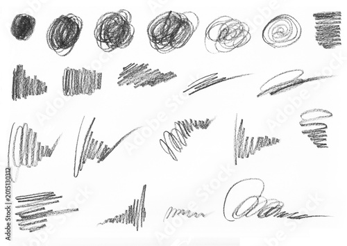 鉛筆で描かれたさまざまな手描きストロークと落書きのパーツセット・アナログな質感を活かした鉛筆のタッチ・ライン・円