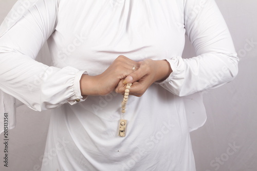 Photos hand muslim woman holding rosary