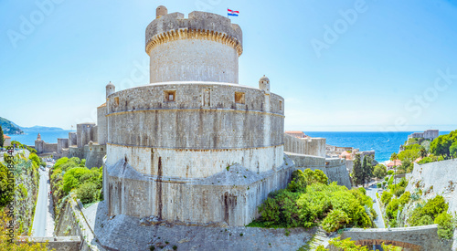 Foto Dubrovnik, Croatia: Fortress tower with Croatian flag and sea view