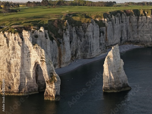 Cuadro en lienzo Étretat Dramatic white cliffs of Étretat in Normandy, France, overlooking the English Channel at sunset