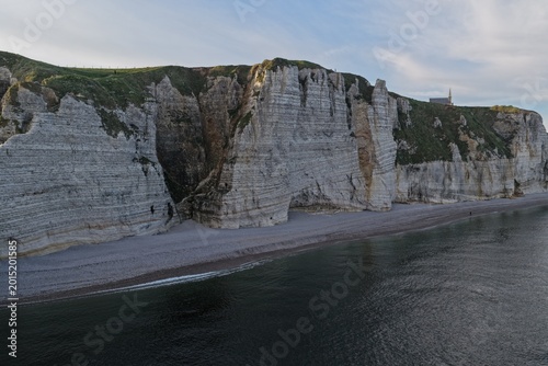 Canvastavla Étretat Dramatic white cliffs of Étretat in Normandy, France, overlooking the English Channel at sunset