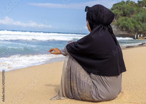 Tableau sur toile Serene moment of a modest woman reflecting by the sea shore during summer vacation