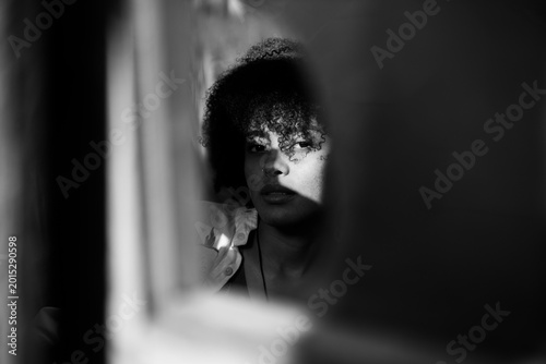 Fotografía Black and White Portrait of a Young Afro Woman Looking Directly at Camera with D