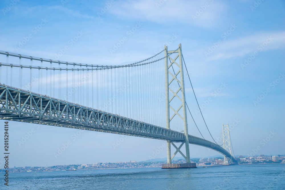 Obraz premium 日本の兵庫県にの淡路島から見る明石海峡大橋
