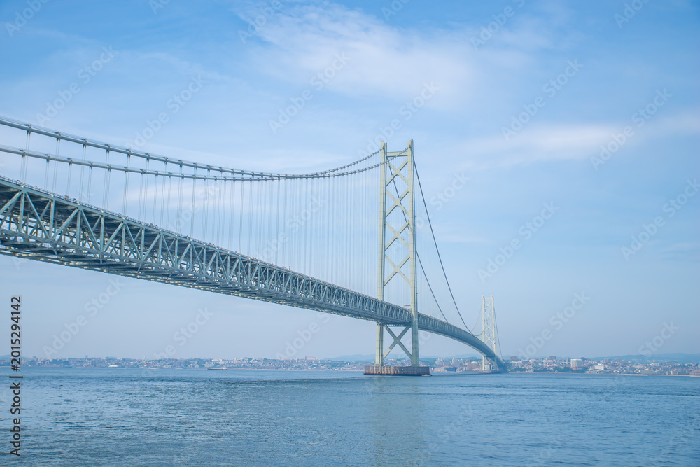 Fototapeta premium 日本の兵庫県にの淡路島から見る明石海峡大橋