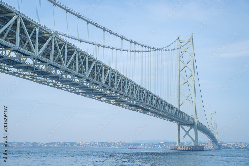 Fototapeta premium 日本の兵庫県にの淡路島から見る明石海峡大橋