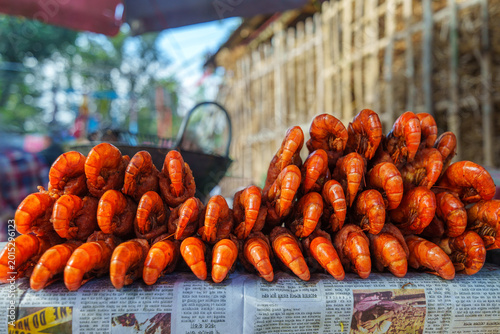 Fotografía Golden crispy fried prawns sizzling at a rural Bangladesh village market stall,