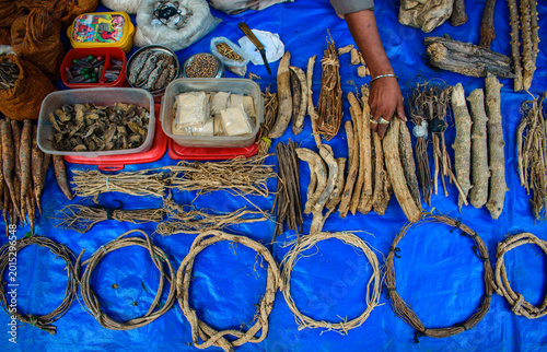 Fotografi Bangladeshi village market hawkers blend wild roots and herbs into fresh juice,