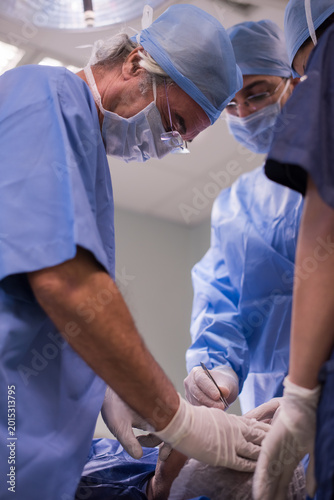 Foto Modern Middle Eastern eye surgery team performing an operation in a small clinic