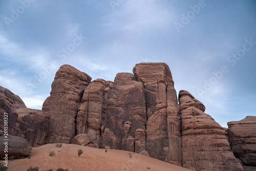 Fotografia Markante Granitsteine in der Wüste Wadi Rum in Jordanien, die bereits vielen Fil
