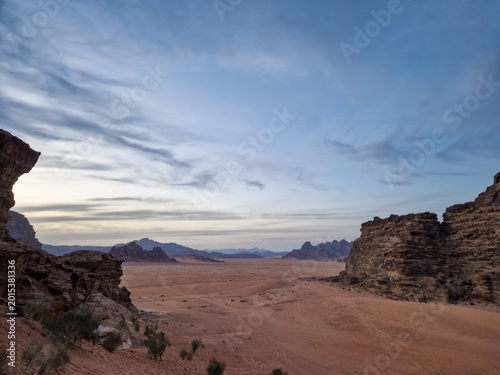 Bild auf Leinwand Ausblick auf die Wüste Wadi Rum in Jordanien bei Sonnenuntergang, mit den markan
