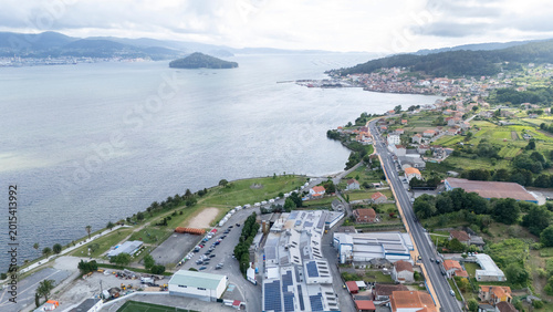 Foto Aerial view of coastal town and ría