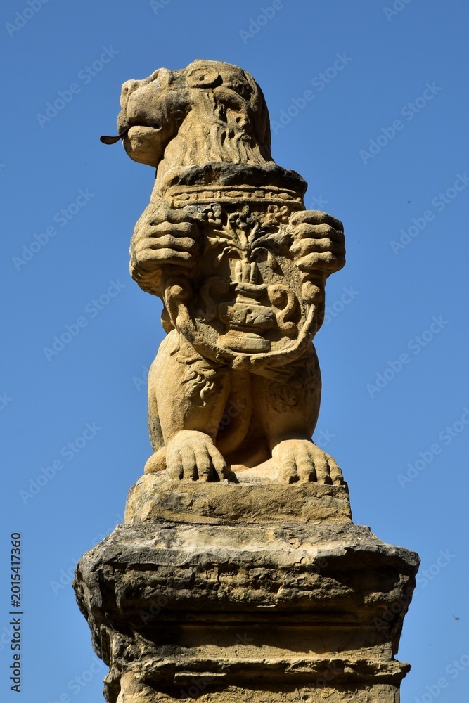 Fototapeta premium Statue de lion à l’entrée du parvis de la cathédrale Notre-Dame de l'Assomption et Saint Frutos de Ségovie en Espagne