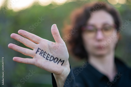 Tableau sur toile Palm with 'FREEDOM' Written — Activism and Personal Liberty
