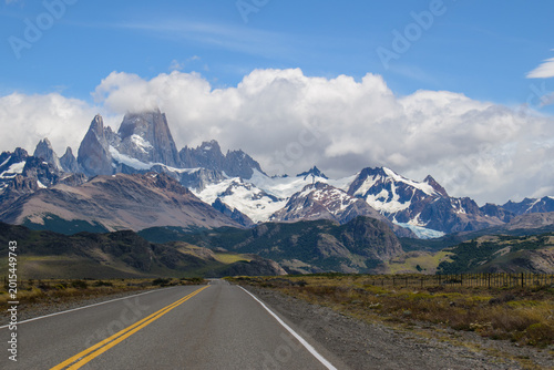 Foto Ruta nacional 23 vacía hacia el majestuoso Monte Fitz Roy nevado bajo nubes en la Patagonia, Argentina
