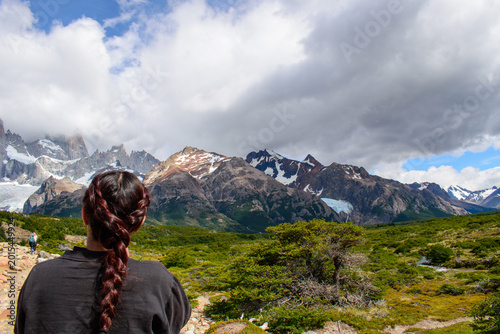 Foto Senderista admirando la cordillera del Fitz Roy y los glaciares en El Chaltén, P