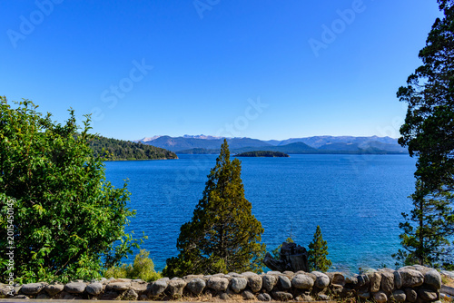 Schilderij op canvas Vista panorámica del Lago Nahuel Huapi con aguas azul profundo y montañas andina