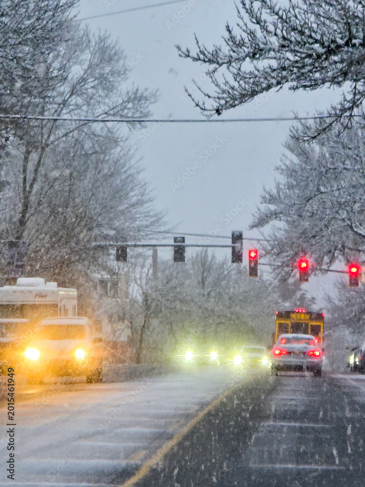 Obraz premium Traffic and School Bus on Snowy Seattle Street During Winter Storm