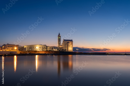 Foto Trani Cathedral of San Nicola Pellegrino at blue hour with deep blue sky and ora