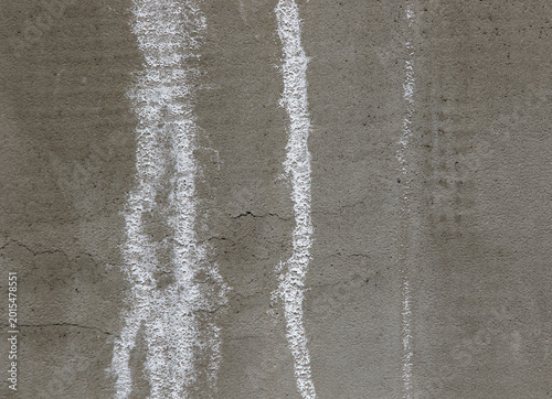Φωτογραφία white efflorescence salt deposits on a grey concrete wall