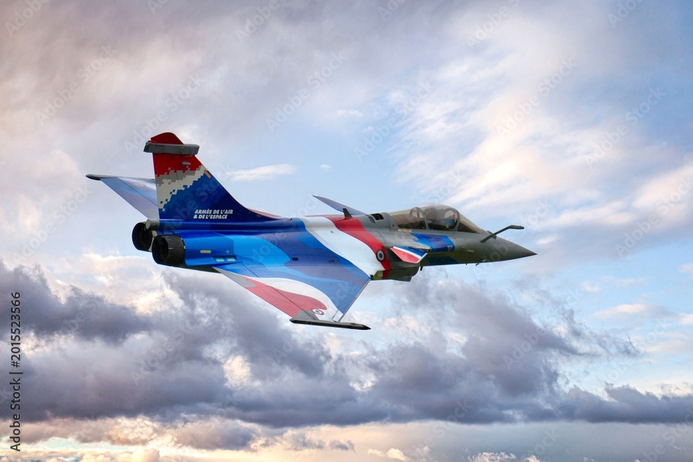 Fototapeta premium Rafale Solo Display 2026 ciel nuageux passage rapide