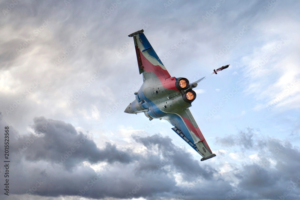 Fototapeta premium Rafale Solo Display 2026 ciel nuageux vue arrière post combustion activée