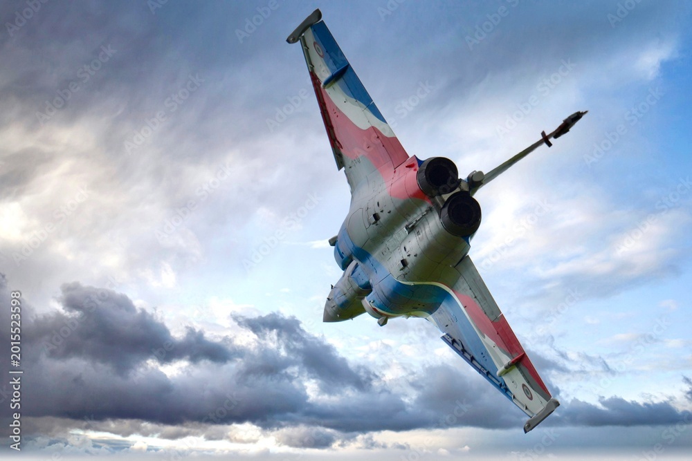 Fototapeta premium Rafale Solo Display 2026 ciel nuageux virage à droite gros plan
