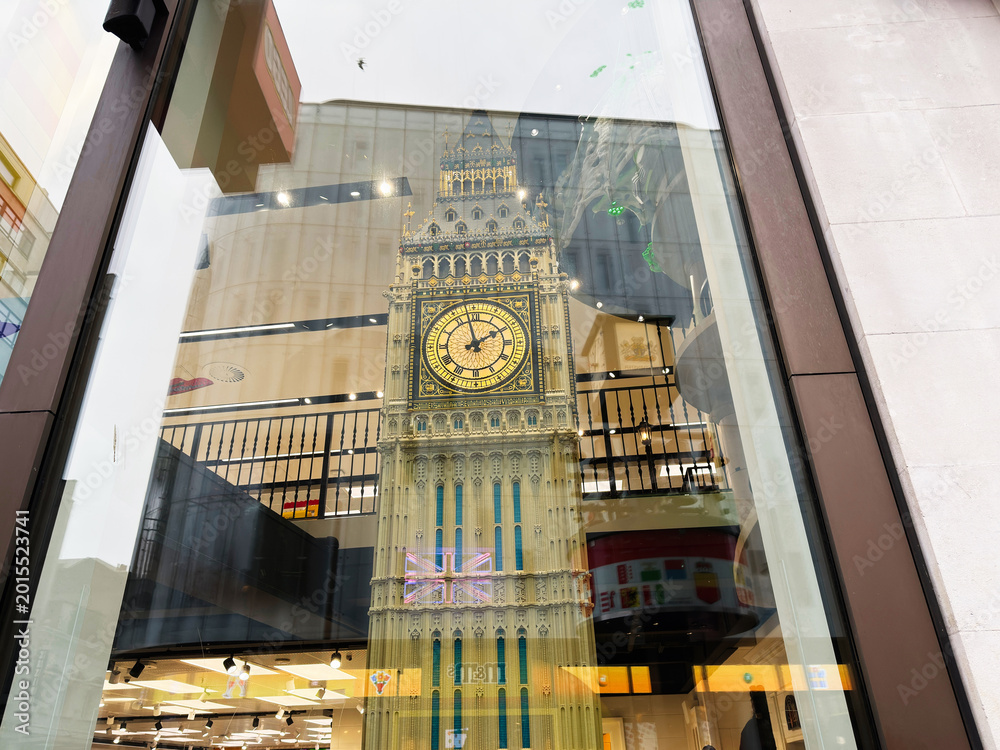 Obraz premium Model of Big Ben clock tower displayed in a shop window with reflections in London, UK - ornate souvenir and architectural replica in retail storefront