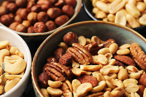 Fotografia Mixed nuts in ceramic bowls close up