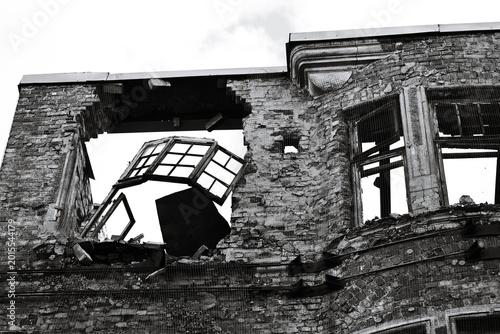 Obraz na płótnie Abandoned structure with crumbling walls and damaged architecture