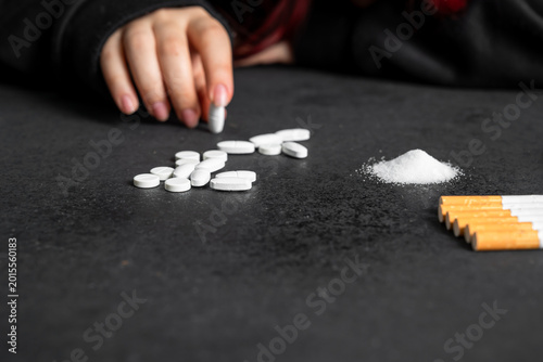 Foto Conceptual image representing addiction to psychotropic medication and narcotics, portraying dependency, mental health struggle, substance abuse, and the impact on daily life and well-being
