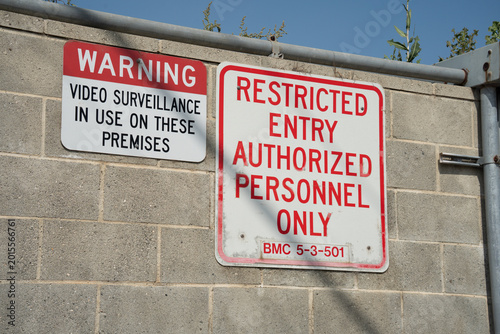 Foto Warning signs indicate restricted entry and video surveillance on premises
