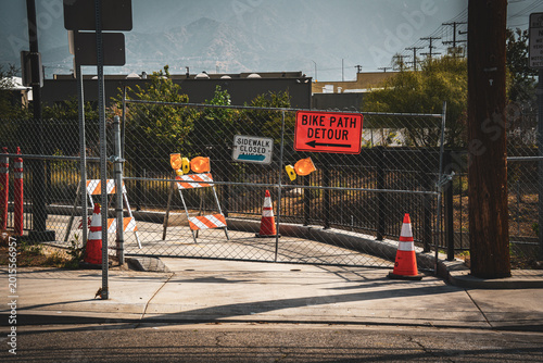 Εκτύπωση καμβά Temporary bike path detour signs and construction barriers block the way