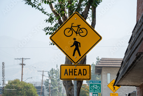 Foto Yellow diamond sign warns of shared pedestrian and bicycle path ahead