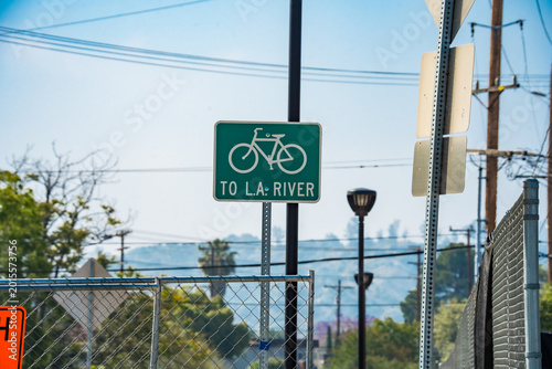 Foto Green bicycle sign indicating direction to the Los Angeles River bike path