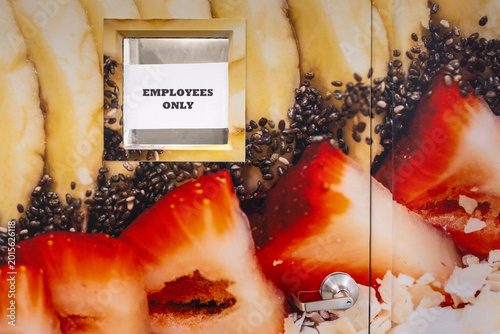 Fotografija photo mural of berries on emplyees only door