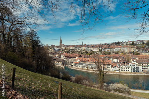 Hermosa postal de la catedral en el centro históricorico de Berna Suiza