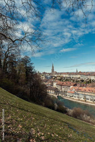 Hermosa postal de la catedral en el centro históricorico de Berna Suiza