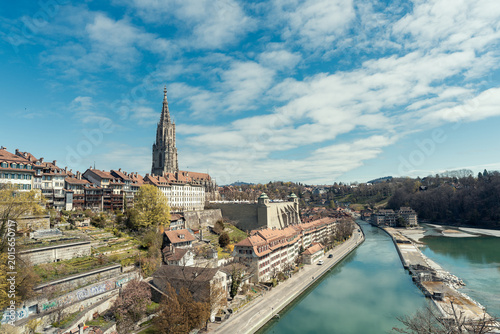 Hermosa postal de la catedral en el centro históricorico de Berna Suiza