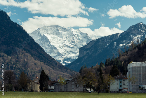 Hermosa vista a las montañas nevadas de Lucerna Suiza