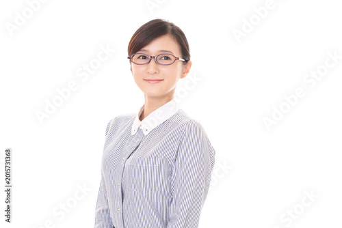 眼鏡をしている若い女性
