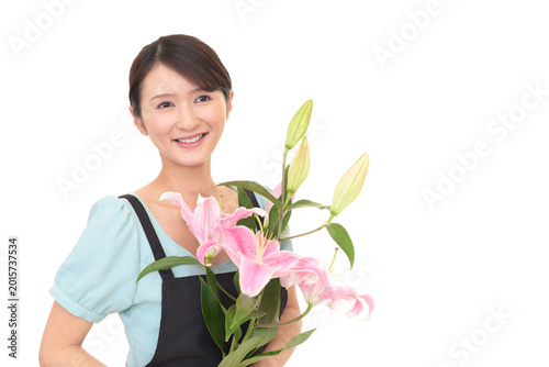 百合の花束を持つ女性