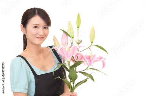 百合の花束を持つ女性
