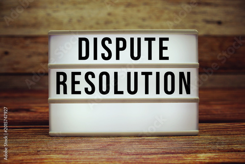 Foto Lightbox with text Dispute Resolution on wooden background