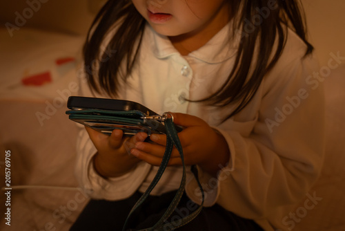 スマホゲームをする子供