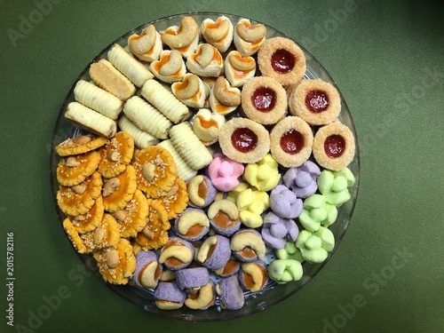Colorful and varied cookies arranged neatly, perfect as a gift or to enjoy with coffee.