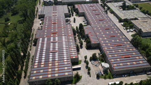 Bilde på lerret Industrial Landscape: An aerial perspective of an expansive industrial complex, showcasing rows of interconnected buildings under a clear sky, highlighting the scale and efficiency of modern industry