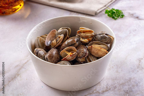 Bild auf Leinwand Steamed vongole clams with spices