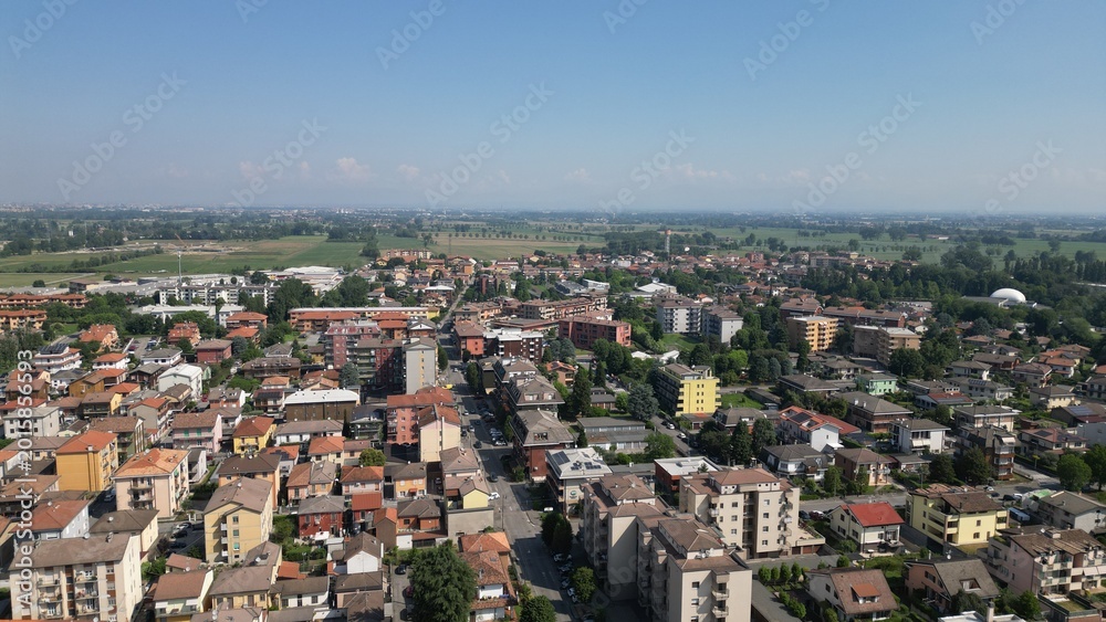 Fototapeta premium Urban Panorama: An expansive aerial perspective captures a bustling cityscape under a clear blue sky, revealing the intricate tapestry of urban life.