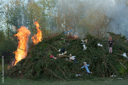 Quadro su tela Ignition of large bonfire with witches effigies during spring festival near Libe